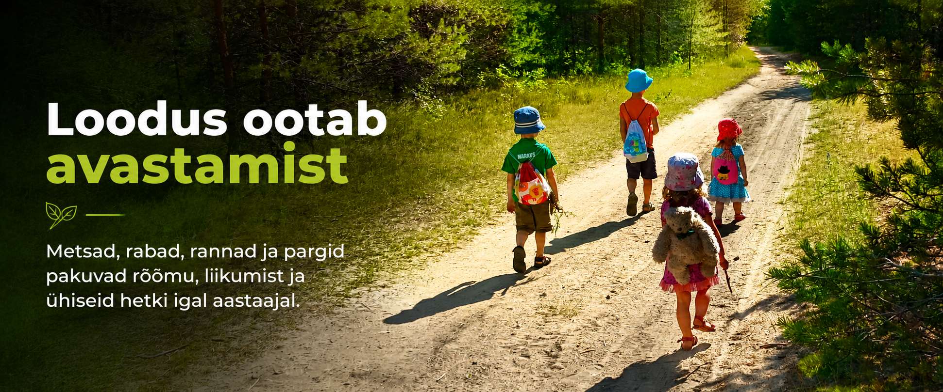 Ema ja väike laps kevadisel niidul – laps ulatab emale lilli emadepäeva puhul
